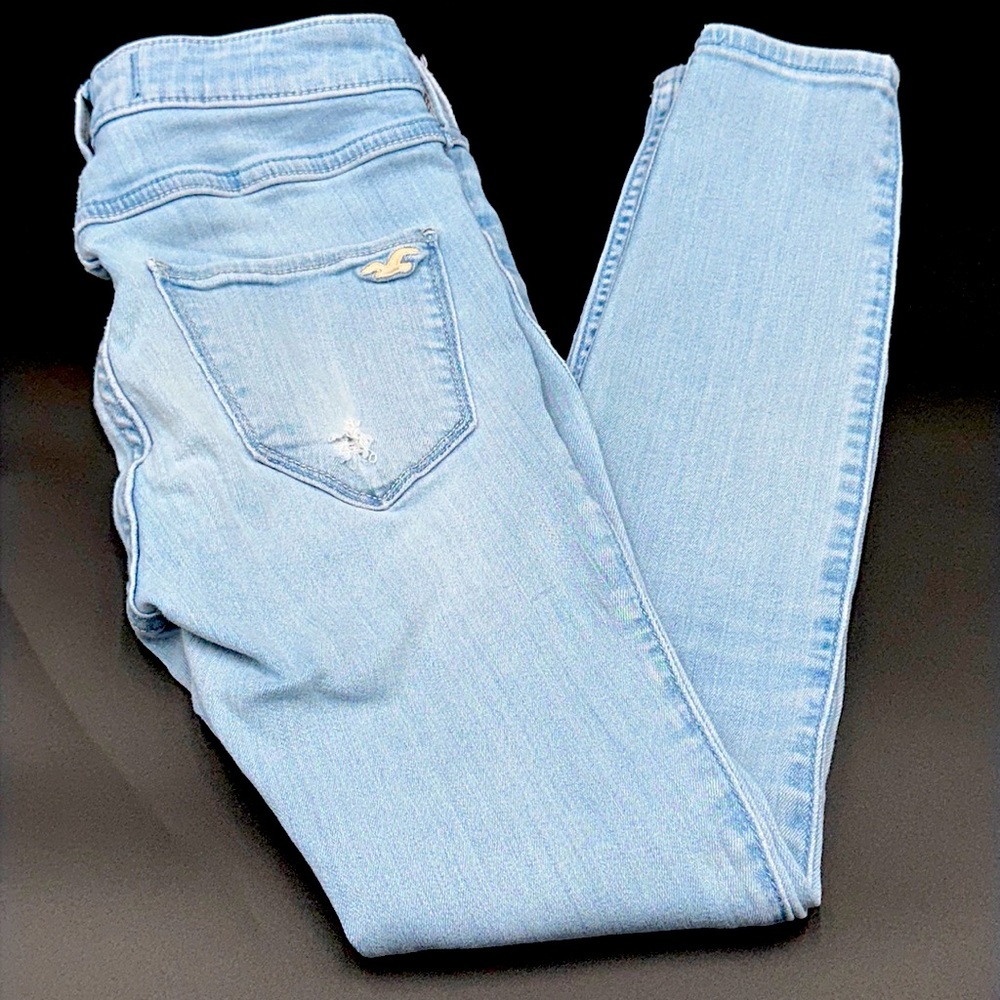 Hollister high rise jeans. Size 25W/26L. Women. Light blue denim. Like new!!